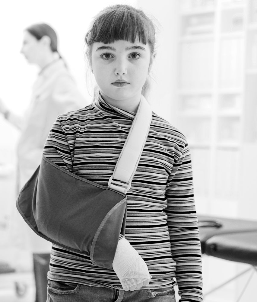 Los costos ocultos de los accidentes de vehículos que involucran a los niños: cómo asegurarse de que está completamente compensado 1 cute girl with arm brace in the doctor s office 2025 01 07 22 16 02 utc 1 in category Uncategorized